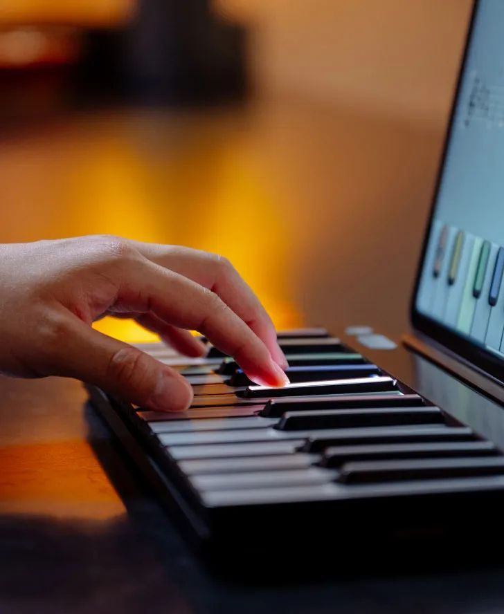 ROLI Piano M (LUMI Keys Studio Edition) миди-клавиатура с подсветкой